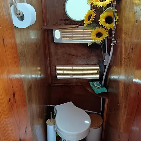 The Boat Hotel en barco