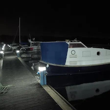 The Boat بوتيل *