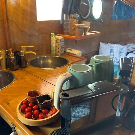 The Boat بوتيل أوفار